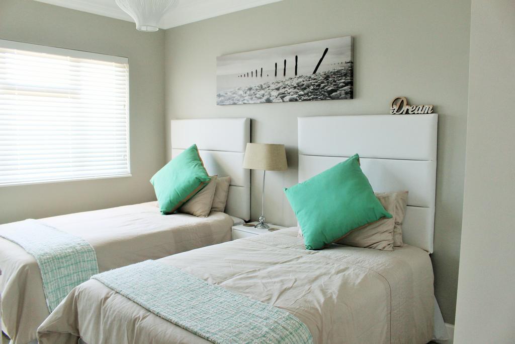 Blouberg Beachfront Apartment Bloubergstrand Room photo